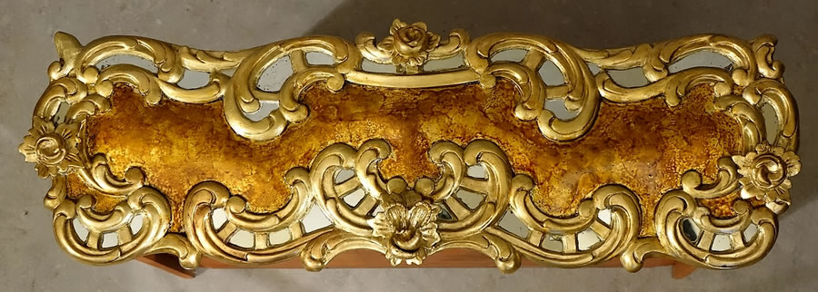 Tiroir en bois sculpté, doré et verni à mecca, orné de petits miroirs